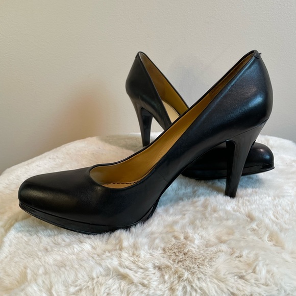 Nine West Leather Pumps (9.5) - Picture 5 of 10